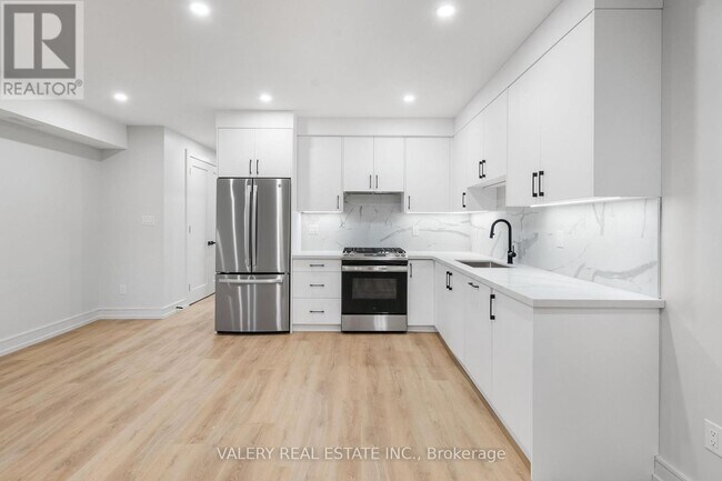 Photo - 158 Dovercourt Rd Unit Lower