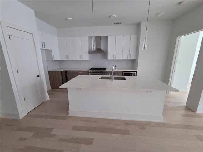 Building Photo - 775 Juniper St NE Unit 304