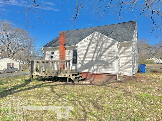 Photo - 301 E Gilbreath St