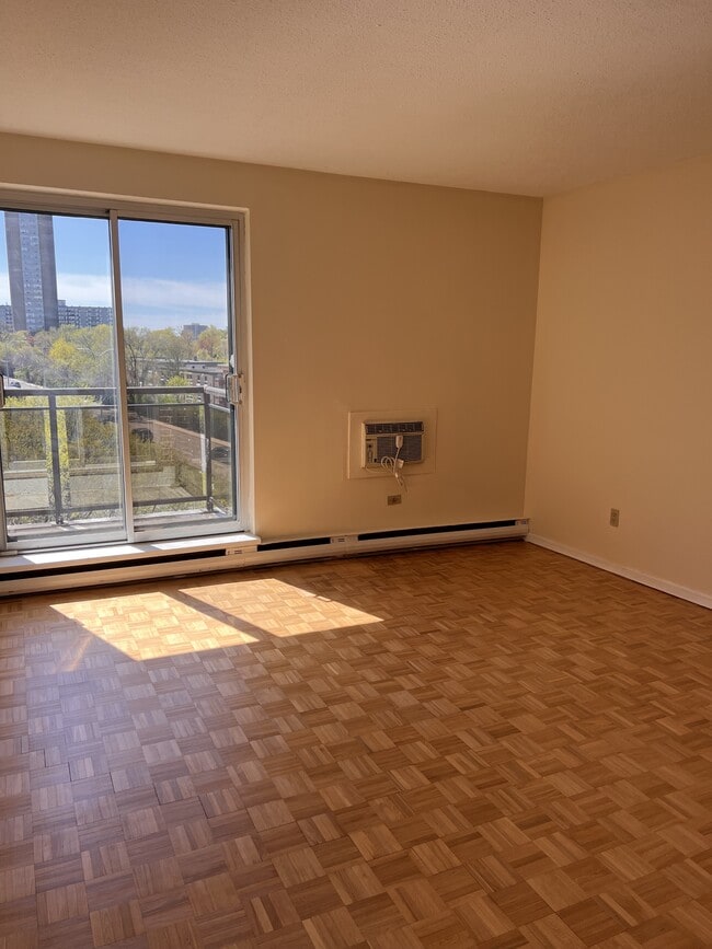 Building Photo - 800 Riddell Ave N Unit 502