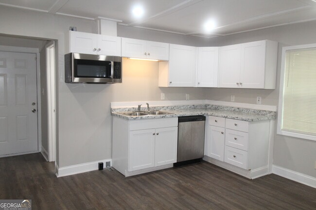 Photo - 615 Snelson St
