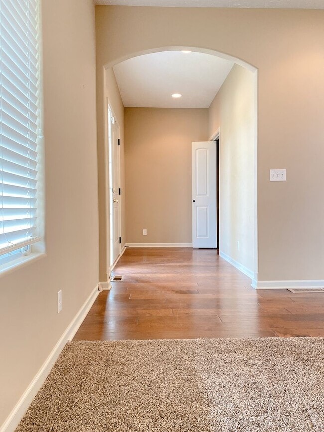 Photo - Beautiful & Nearly new SW Chalco area 4 be...