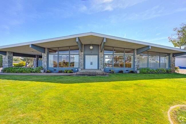 Building Photo - Luxury Living with Stunning 360-Degree Vie... Rental