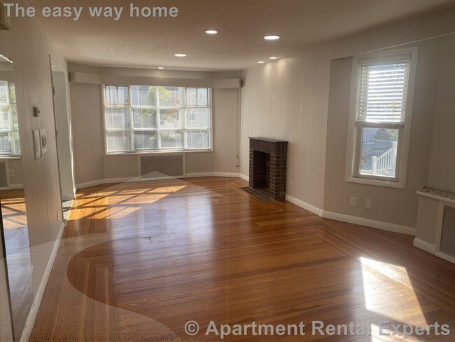 Building Photo - 16 Alexander Ave