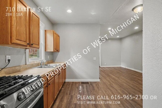Photo - 710 Baxter St SE