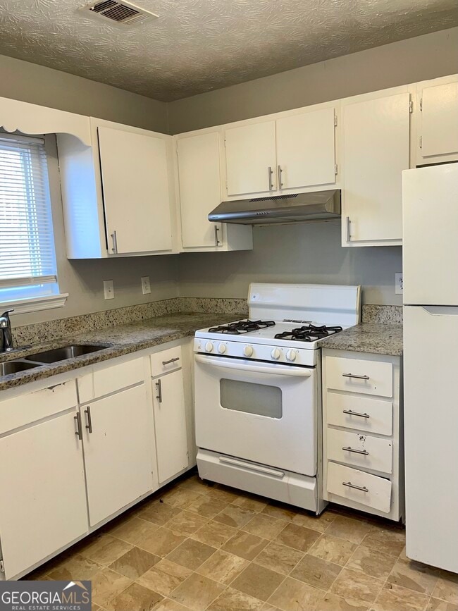 Photo - 945 Silverwood Dr