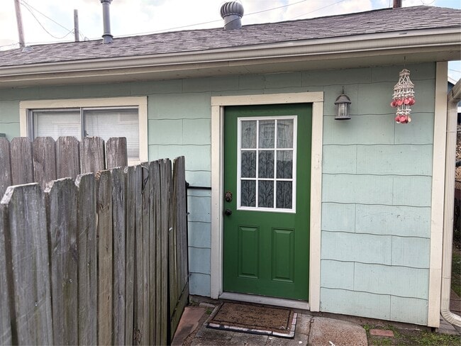 Building Photo - 405 1/2 Walton St