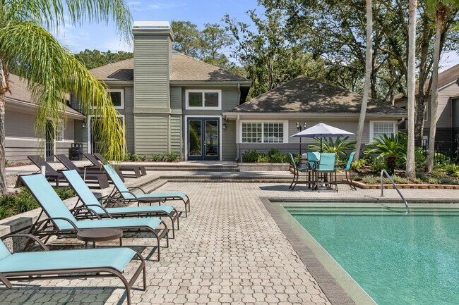 Enjoy lazy afternoons by the water - Bay Club