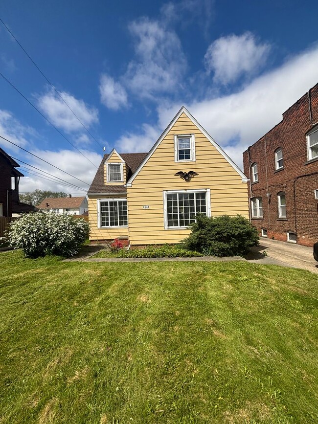 Building Photo - 3bd Single Section 8 WATER/SEWER INCLUDED