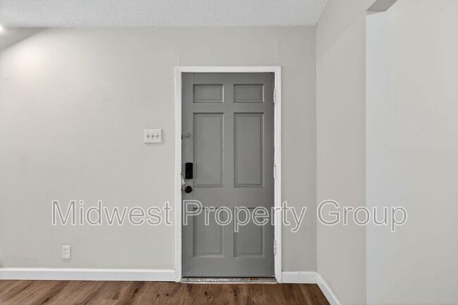 Photo - 7348 Lynn Ave