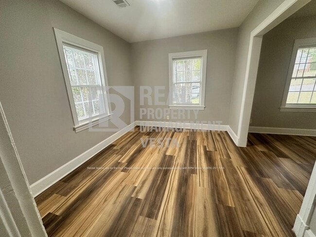 Photo - 1076 Carlisle Ave