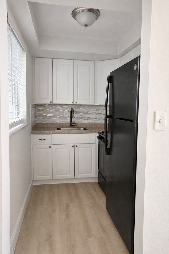 Photo - Sabal Palm Apartments