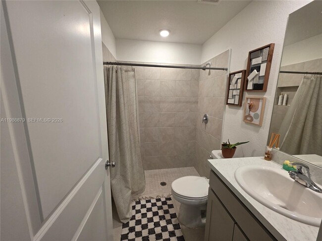 Photo - 466 NE 12th St