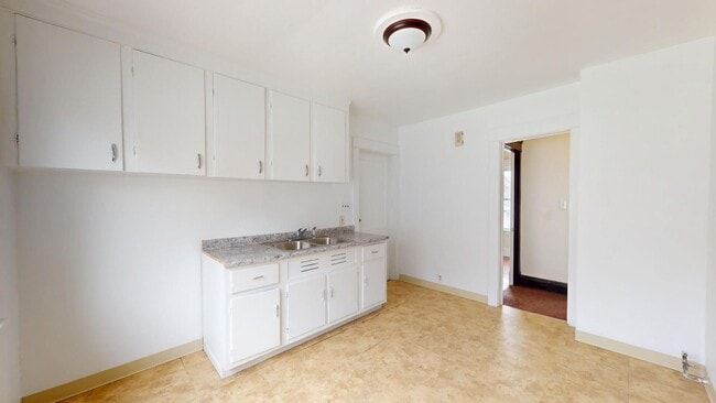Building Photo - 12900 Hoy Ave Unit Up Rental