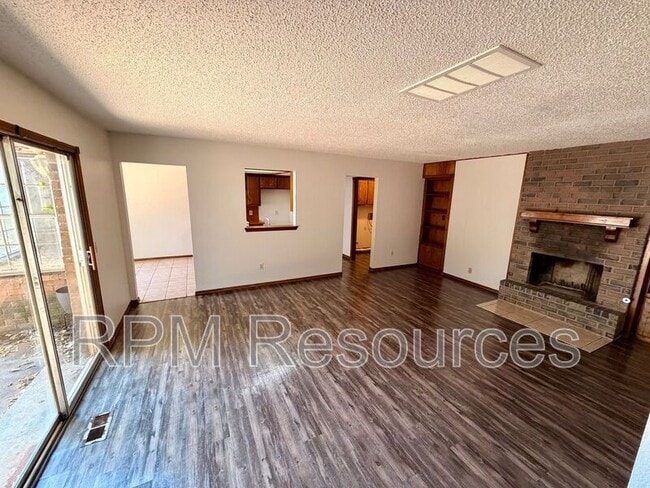 7000 Woodlake Dr