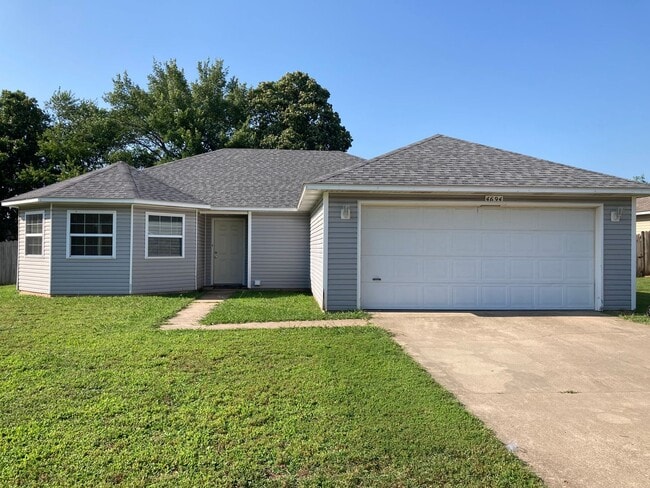 Building Photo - 3 Bedroom 2 Bath Extremely close to Wedington Exit !