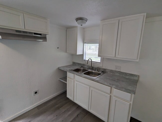 Photo - 300 Royal Way