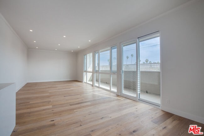 Building Photo - 12320 Montana Ave Unit 303