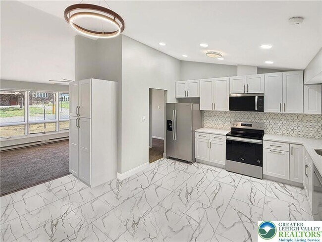 Photo - 308 Hemlock Ln