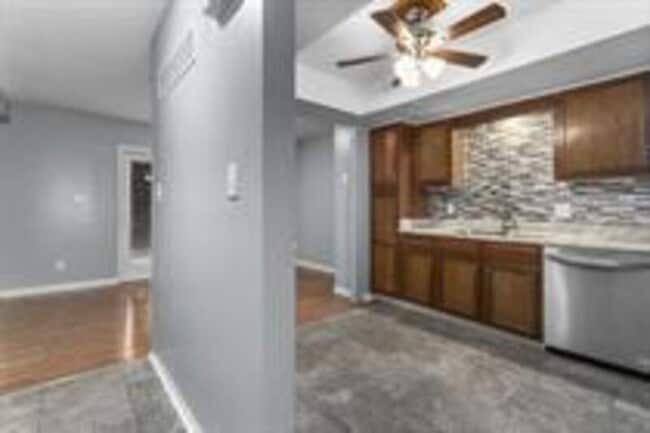 Photo - 606 NW Valleybrook Rd