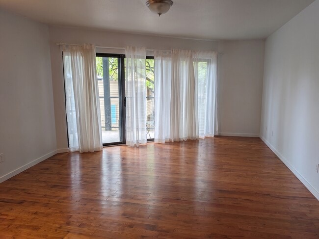 Building Photo - 910 NW Naito Pky Unit 910-I8