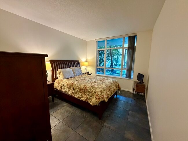 Building Photo - 850 Beech St Unit 214