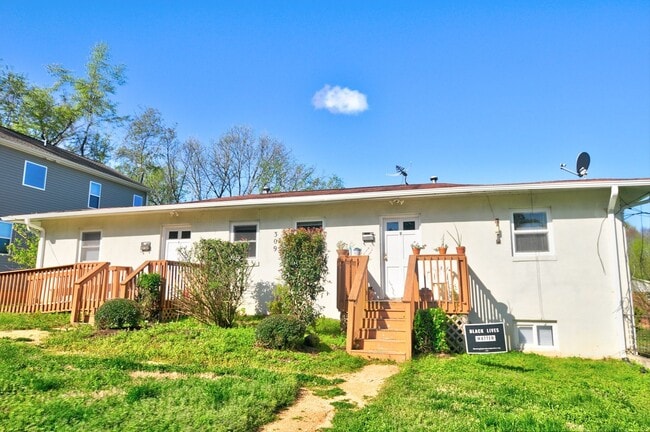 Building Photo - Cute 2 bedroom - Close to Downtown Carrboro and  UNC!