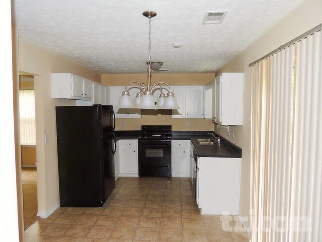 Photo - 787 Woodstone Rd