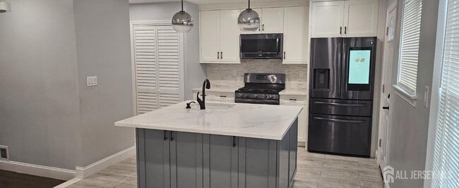 Building Photo - 31 Byrnes Ln W Rental