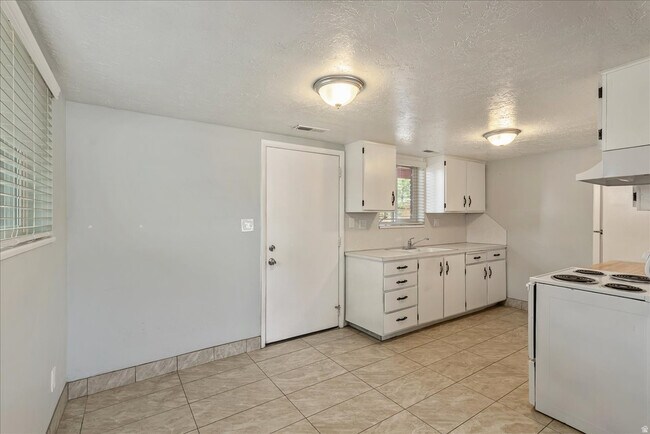 Photo - 37 W 600 N St