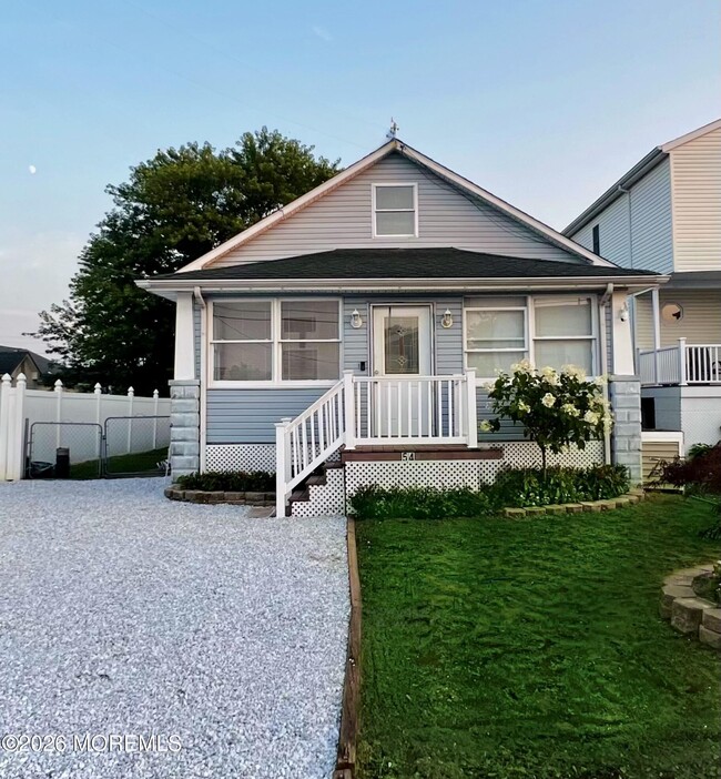 Building Photo - 546 E Bayview Ave