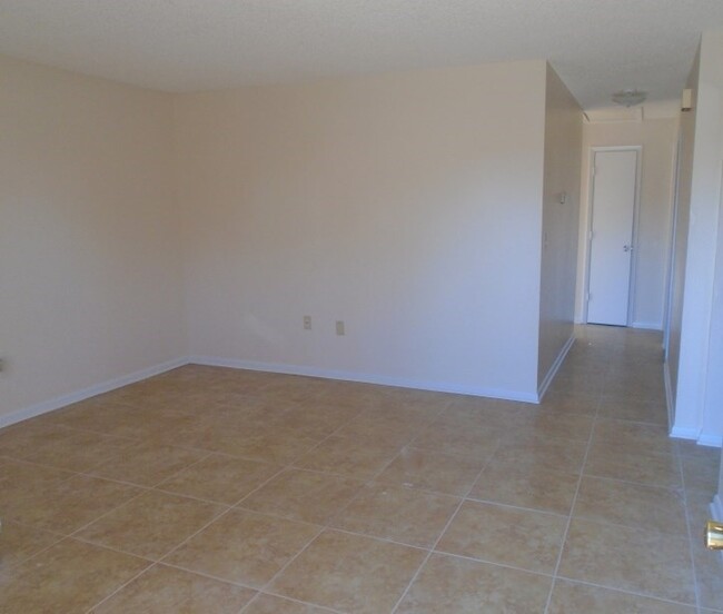 GORGEOUS 3BR/1.5BA Duplex! Convenient Loca... - GORGEOUS 3BR/1.5BA Duplex! Convenient Loca... Casa