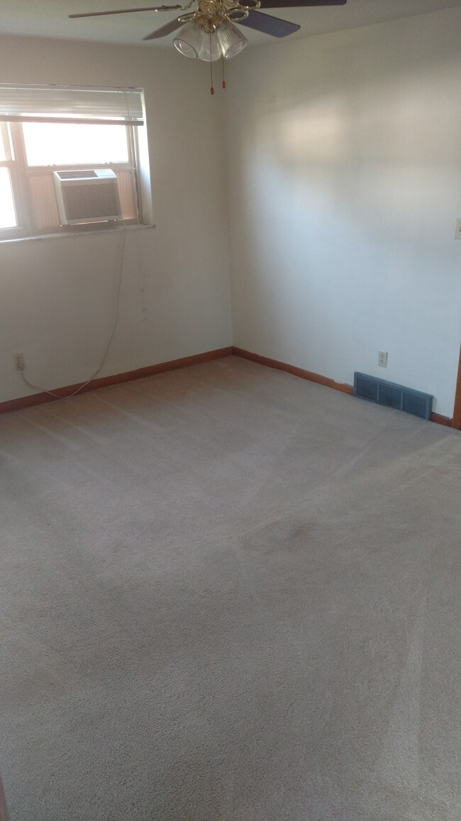 living room - 15 Ohio Ave #4 Apartments