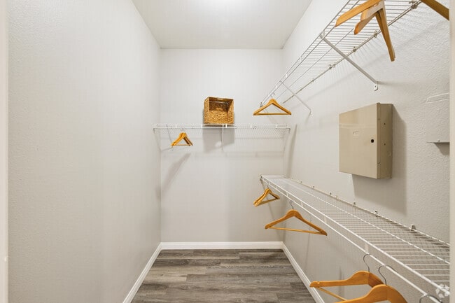 2BR, 1BA - 932SF - Closet