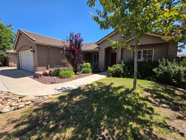 Building Photo - 4 bedroom 2 bathroom in NW Visalia! Rental