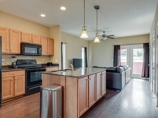 Photo - 3 Bed 2.5 Bath Luxury Townhome