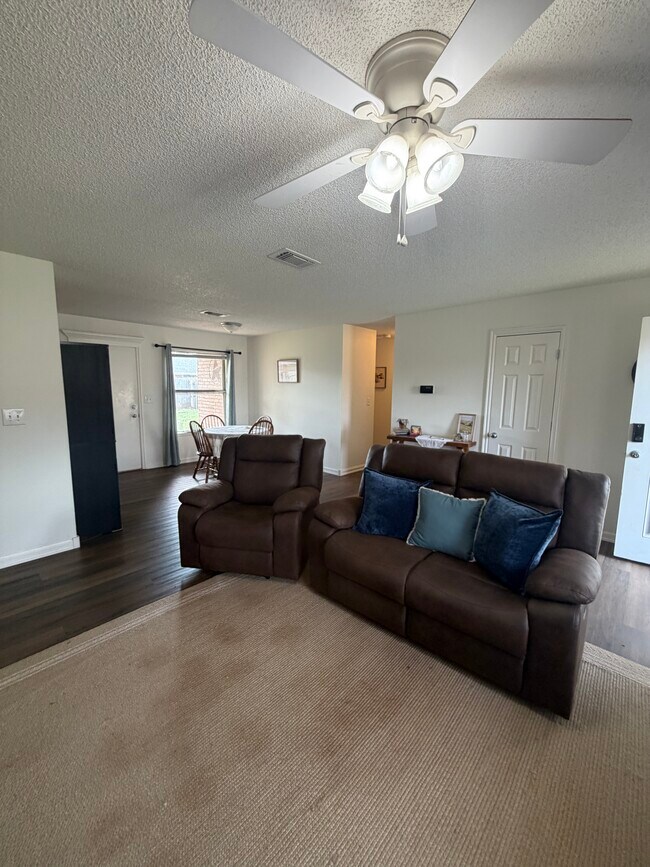 Photo - 927 E Krayler Ave