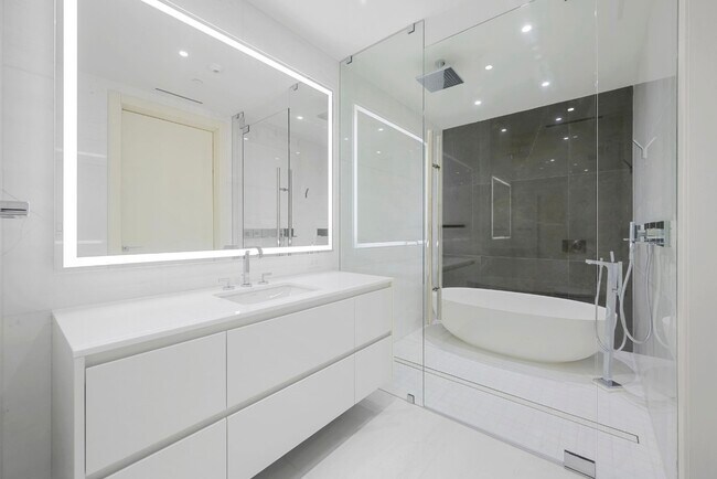 Photo - 460 NE 28th St