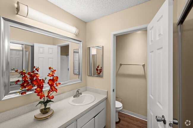 2BR, 2BA - 975SF - Primary bathroom