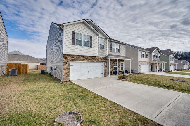 Photo - 4 bed/2.5 bath in Kingsport, TN