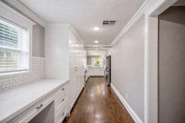 Photo - 829 E 27th St