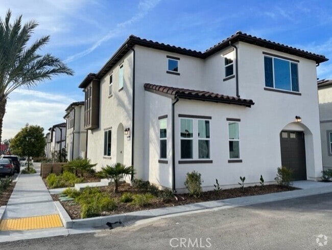 Building Photo - Centrally located 2-story 3 bed, 2 1/2 bat... Rental
