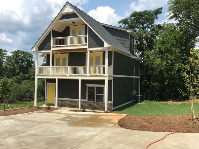 Building Photo - Pre- Leasing Fall 2026 5 Bedroom Near Down...