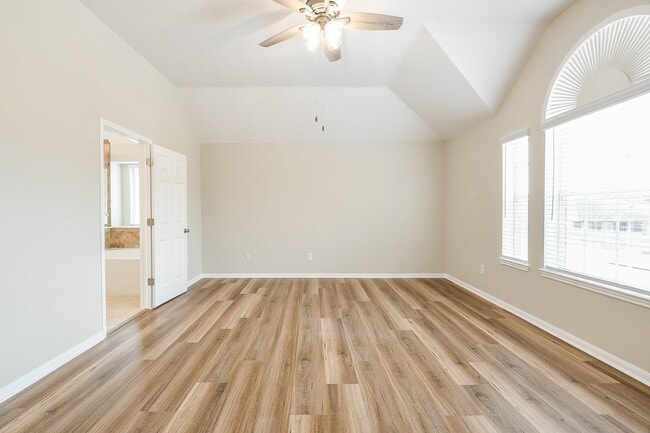Photo - 815 Robins Way