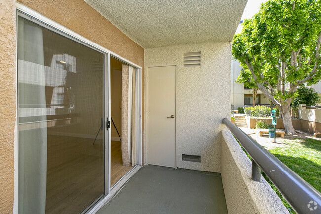 Building Photo - 5525 Canoga Ave Unit Canoga 113 Rental