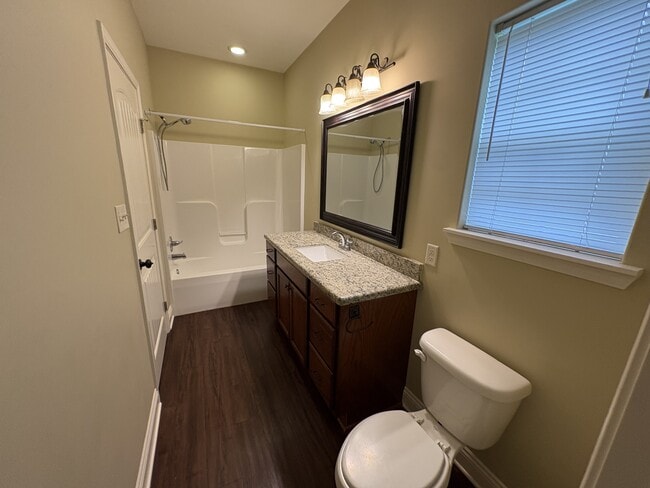 Photo - 4960 Common St