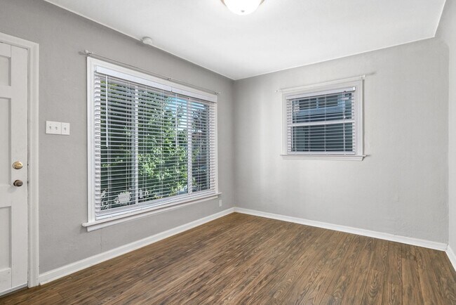 Photo - Chic French-ish Town-Cottage Unidad 7068 - 888