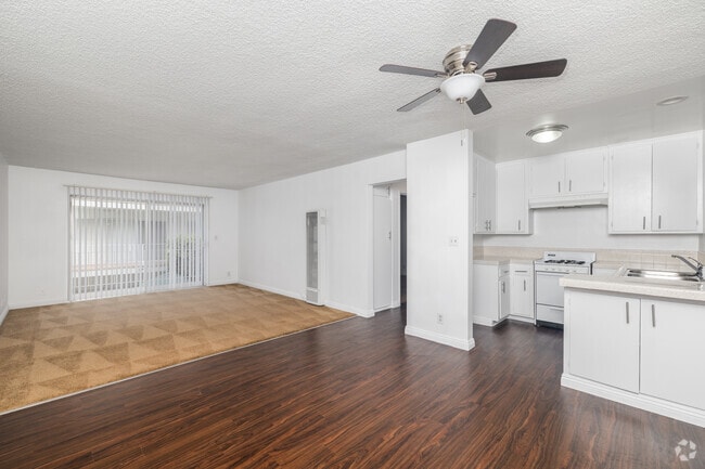 1BR, 1BA - 729SF - Living Room