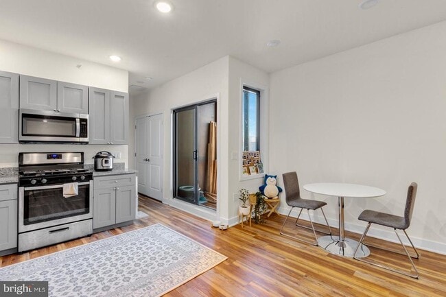 Photo - 2411 Kensington Ave Unit 202