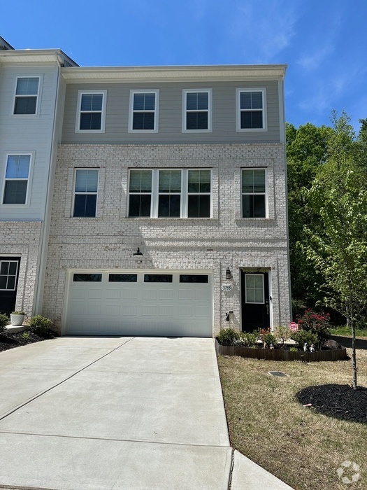 Building Photo - SPACIOUS TOWNHOME